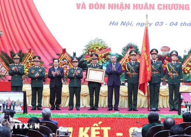 Tổng Bí thư Tô Lâm trao Huân chương Lao động hạng Nhất tặng Hội Cựu Chiến binh Việt Nam. (Ảnh: Thống Nhất/ TTXVN)