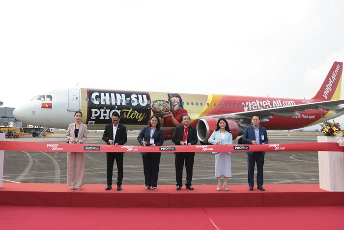 Vietjet và Masan Consumer trao thỏa thuận hợp tác & cắt băng khai trương tàu bay tại lễ ký kết (2).jpg