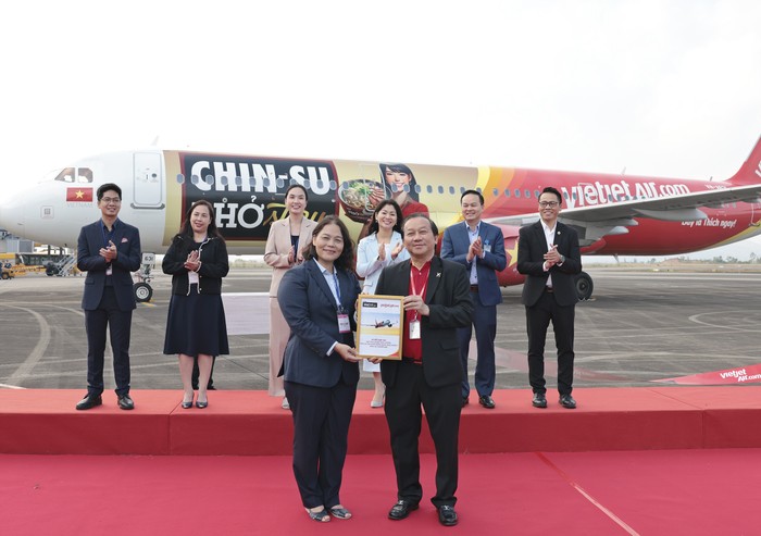 Vietjet và Masan Consumer trao thỏa thuận hợp tác tại lễ ký kết.jpg