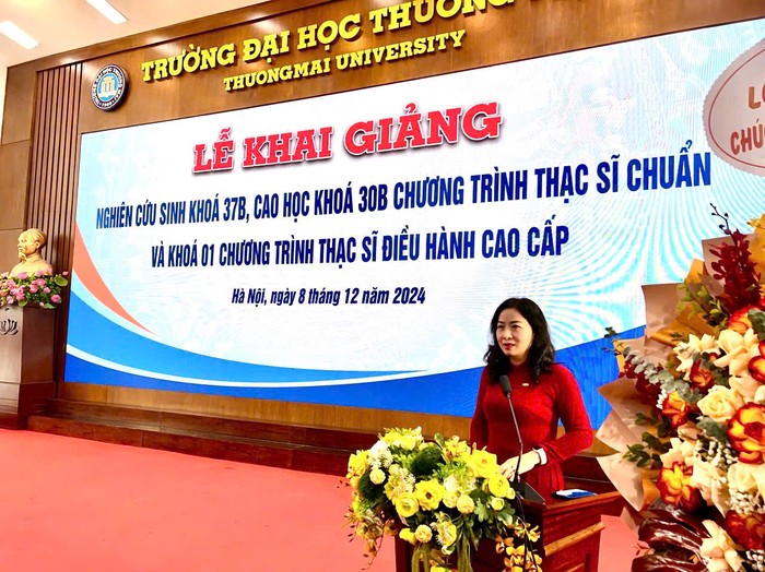 Phó Giáo sư, Tiến sĩ Nguyễn Thu Thủy – Viện trưởng Viện Đào tạo sau đại học công bố Quyết định công nhận trúng tuyển nghiên cứu sinh khóa 37B, cao học 30B chương trình chuẩn và thạc sĩ Điều hành cao cấp khoá 1. Phó Giáo sư, Tiến sĩ Nguyễn Thu Thủy – Viện trưởng Viện Đào tạo sau đại học công bố Quyết định công nhận trúng tuyển nghiên cứu sinh khóa 37B, cao học 30B chương trình chuẩn và thạc sĩ Điều hành cao cấp khoá 1.
