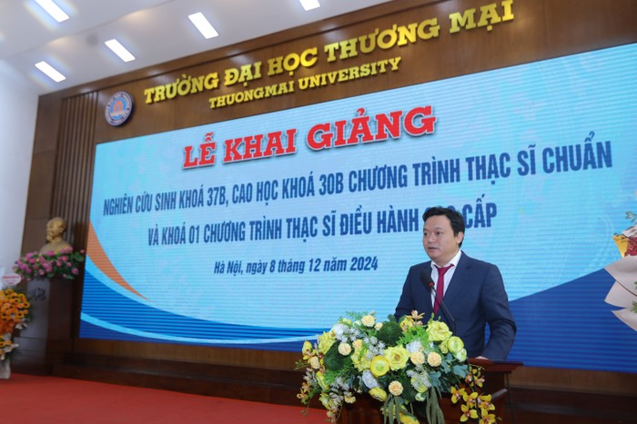 Tân nghiên cứu sinh Nguyễn Ngọc Tú - Lớp 37B.QLKT phát biểu tại buổi lễ. Tân nghiên cứu sinh Nguyễn Ngọc Tú - Lớp 37B.QLKT phát biểu tại buổi lễ.