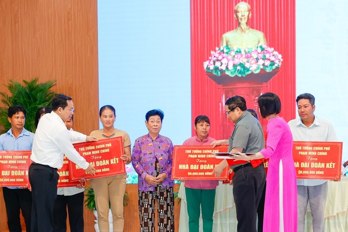 Thủ tướng Phạm Minh Chính trao nhà đại đoàn kết tặng 20 hộ gia đình trên địa bàn. Ảnh: VGP/Nhật Bắc