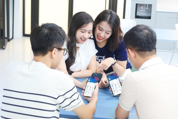 Người dùng hào hứng khám phá hệ sinh thái trên VietinBank iPay Mobile.