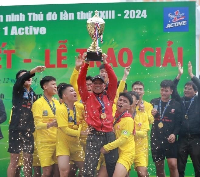 Nguyễn Đình Khang cùng đồng đội tự hào nâng cao Cup vô địch, xuất sắc giành chiến thắng ở mùa giải năm 2024.