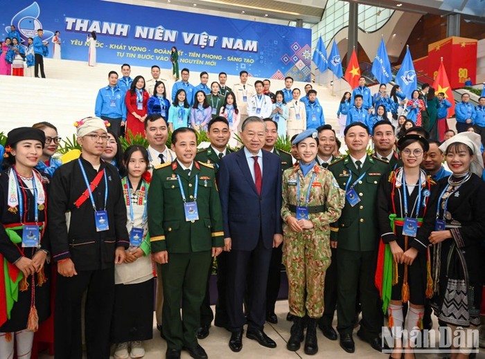 Tổng Bí thư Tô Lâm và các đại biểu chụp ảnh lưu niệm tại hành lang Đại hội.