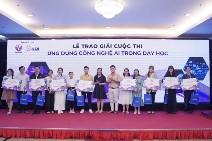 Bà Phạm Ngọc Nhi - Phó trưởng phòng, Phòng Giáo dục và Đào tạo Quận 7 và ông Đinh Thiên Phúc - Giám đốc Khối Kinh doanh KDI Education, trao giải cho các thí sinh đạt giải Khuyến khích.