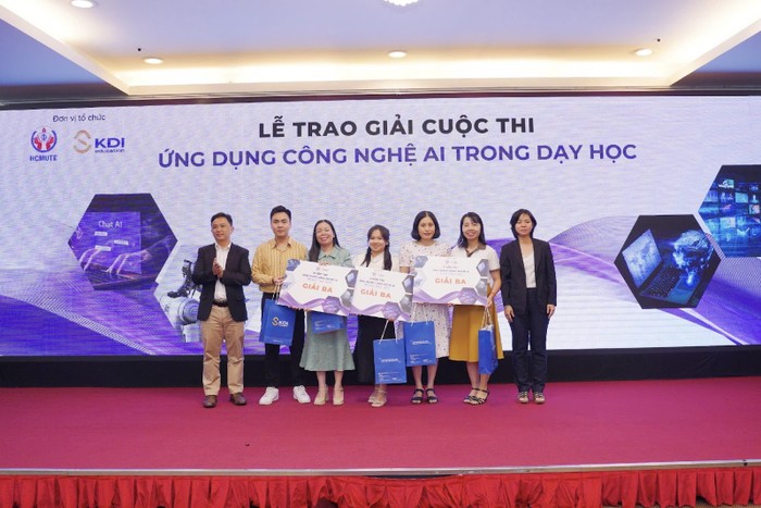 Ông Nguyễn Việt Trung (bìa trái) - Phó Tổng Giám đốc KDI Education và Bà Phan Thị Quý Trúc (bìa phải) - Phó trưởng phòng, Phòng quản lý Sở hữu trí tuệ và Đổi mới sáng tạo, Sở Khoa học và Công nghệ Thành phố Hồ Chí Minh trao giải cho các thí sinh đạt giải Ba.