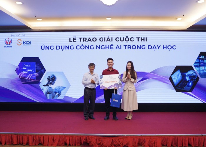 Phó Giáo sư, Tiến sĩ Bùi Văn Hồng (bìa trái) - Viện trưởng Viện Sư phạm Kỹ thuật, Trường Đại học Sư phạm kỹ thuật Thành phố Hồ Chí Minh và Bà Nguyễn Thị Huyền Trang - Tổng Giám đốc KDI Education trao giải cho thí sinh đạt giải Nhất, cuộc thi “Ứng dụng công nghệ AI trong dạy học”.