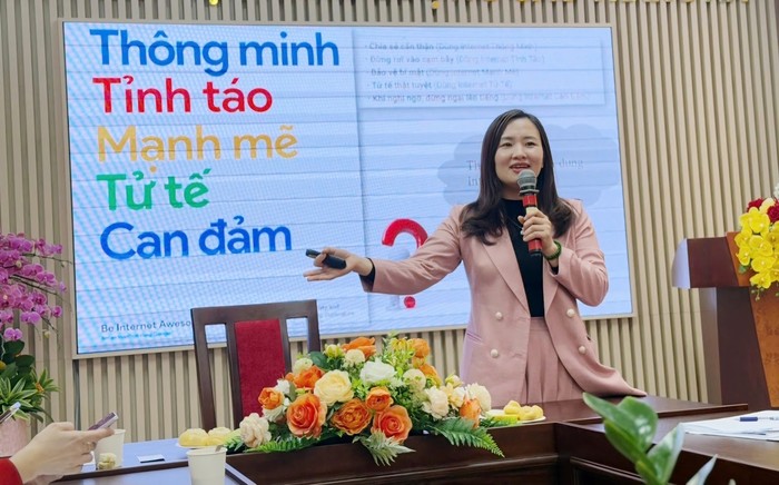 Bà Vũ Thị Ngọc Thuý - Chuyên gia tập huấn Giáo dục Kỹ năng Công dân số của Bộ Giáo dục và Đào tạo, trình bày tại buổi tập huấn.