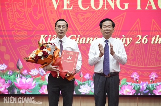 Ủy viên Trung ương Đảng, Bí thư Tỉnh ủy, Trưởng Đoàn đại biểu Quốc hội đơn vị tỉnh Kiên Giang Đỗ Thanh Bình (bên phải) trao quyết định chuẩn y cho đồng chí Nguyễn Thanh Nhàn.