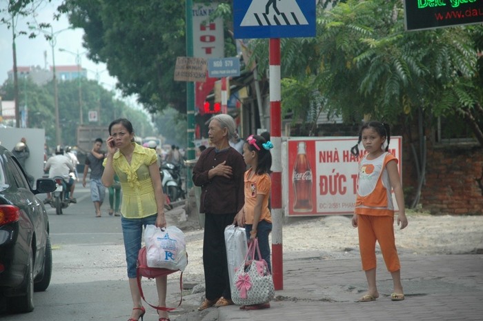 Đợi người thân ra đón (ảnh Viết Cường)