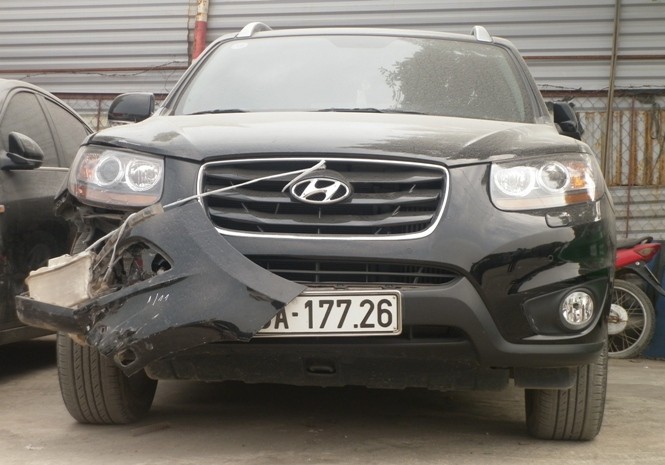 Chiếc xe gây tại nạn hiện đã được đưa về bãi đỗ xe của công an huyện Từ Liêm