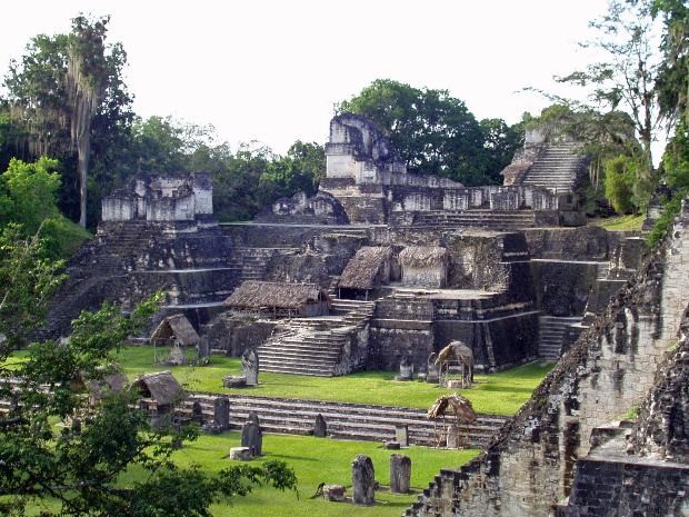 Khu tàn tích của người Maya ở Tikal, Guatemala (Ảnh: Internet)Theo như nhà Maya học Ricardo Agurcia thì với người Maya, khi một chu kì kết thúc sẽ có một chu kỳ khác bắt đầu. Ông Ricardo Agurcia cho biết: “Chỉ có duy nhất một phiến đá của người Maya có ghi năm 2012 trên đó. Song đây không phải là sự kết thúc mà là sự tái sinh, bắt đầu một chu kỳ mới”.