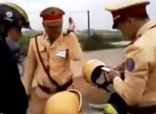 Dư luận không đồng tình với cách xử lí của CSGT Đông Sơn, Thanh Hóa (ảnh cắt ra từ clip)