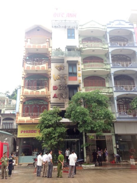Căn nhà 6 tầng gần như bị thiêu rụi hết bên trong (ảnh báo Quảng Ninh)