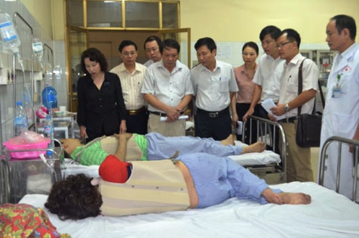 Lãnh đạo UBND TP.Hạ Long thăm hỏi vợ chồng anh Đức - chị Anh đang nằm điều trị tại Bệnh viện đa khoa Quảng Ninh - Ảnh: Thiên Bình (Thanh Niên online)