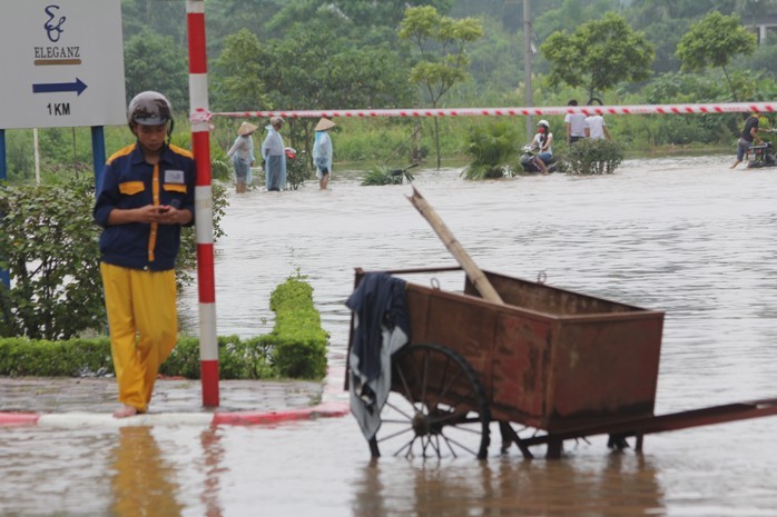 Khu vực trước của tòa nhà Keangnam đến gần trưa ngày hôm này vẫn trong tình trạng mênh mông nước