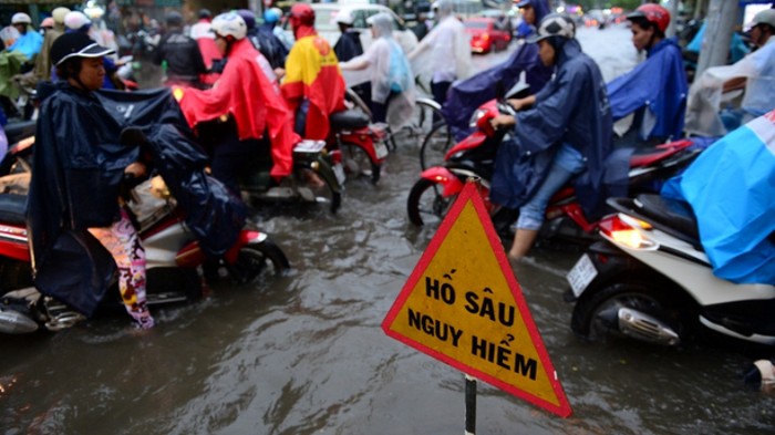 Tình trạng ngập nước vẫn diễn ra nhiều nơi tại TP.HCM, trong khi lãnh đạo Công ty Thoát nước đô thị nhận lương "khủng" khiến dư luận bức xúc - Ảnh Tuổi Trẻ