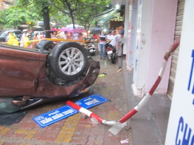 Chiếc xe ô tô ngửa 4 bánh sau khi gây tai nạn.