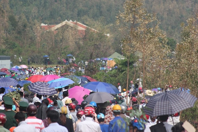 Cả trăm nghìn người đổ về Vũng Chùa đưa tiễn Đại tướng Võ Nguyên Giáp về nơi an nghỉ cuối cùng