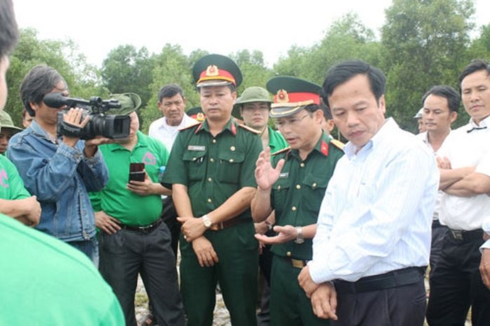 Đại tá Trần Minh Thanh (giữa, người mặc quân phục, khoanh tay), Chính ủy BCHQS tỉnh Quảng Trị, giám sát cuộc tìm kiếm quy tập và khẳng định đây là một vụ dàn dựng hiện trường (Ảnh Thanh Niên)