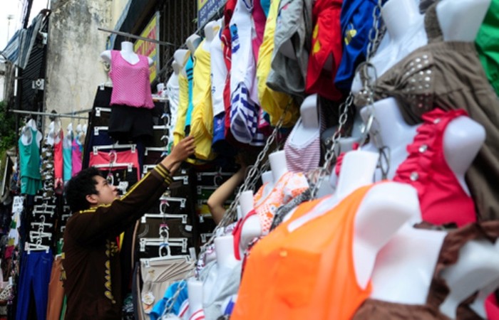 Quần áo Trung Quốc được bày bán tràn ngập thị trường