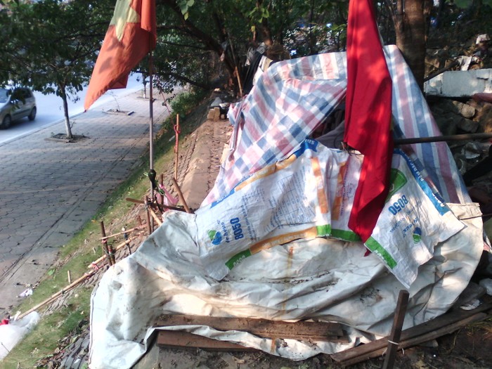 Đây là "tổ ẩm" của những con người khốn khổ ngay giữa lòng thủ đô. Dù cuộc sống đang ở tình trạng khốn cùng họ vẫn trân trọng lá cờ Tổ Quốc (Ảnh: GDVN)