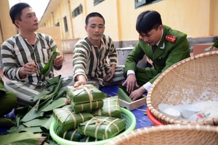 Phạm nhân và cán bộ trại giam đang cùng gói bánh chưng đón Tết