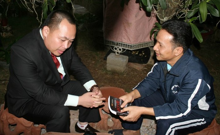Ông Lê Trung Tuấn (bên trái) trò chuyện với một học viên “có số phận đặc biệt” tại một trung tâm cai nghiện