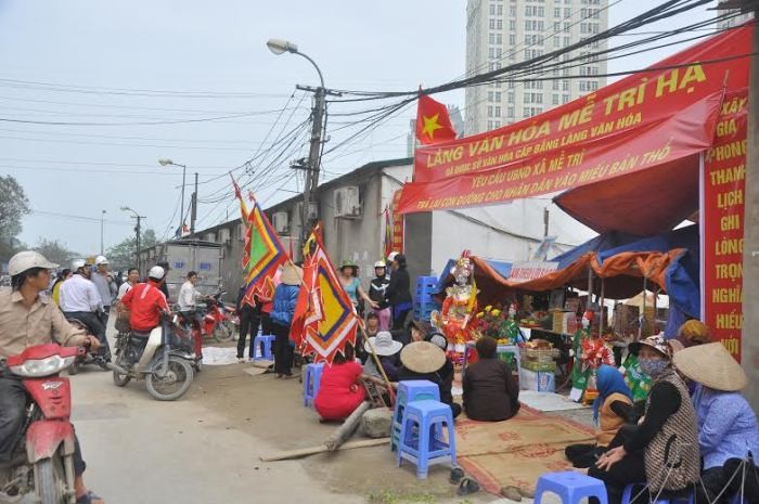 Người dân Mễ Trì đã tập trung nhiều ngày ở gần UB xã, yêu cầu chính quyền trả lại cho dân con đường cổ. (Ảnh GDVN)