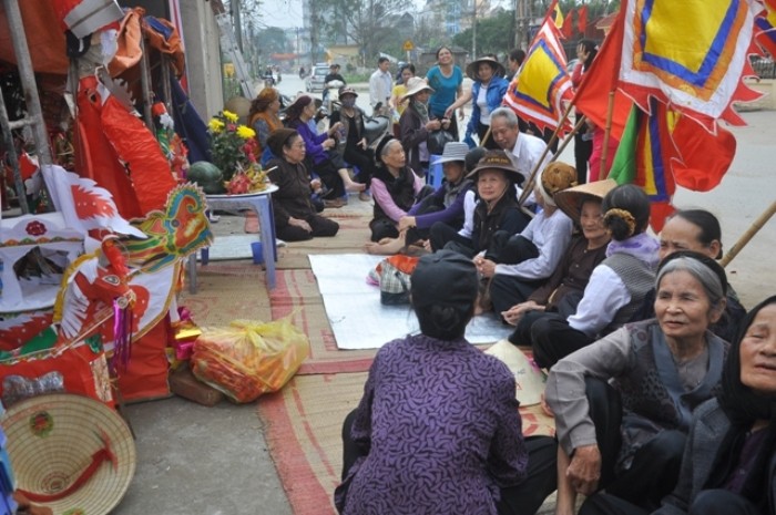 Đã hơn nửa tháng nay, nhiều cụ già tại Mễ Trì vẫn quyết bám trụ gần ủy ban để phản đối việc thành phố thu hồi đất cổ của làng (ảnh GDVN)