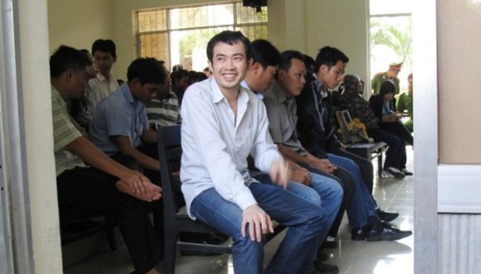 Bị cáo Nguyễn Thân Thảo Thành hớn hở tại phiên sơ thẩm ngày 10/3. Ảnh NLĐ