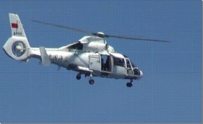 Máy bay trực thăng số hiệu B7115 của Trung Quốc bay ở độ cao từ 100 – 150 m, lượn nhiều vòng phía trên tàu của ta để quay phim, chụp ảnh