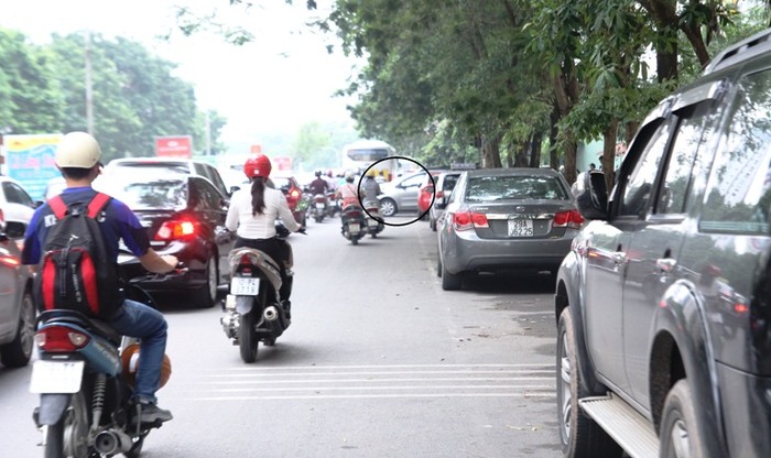 Đến giờ tan tầm, đoạn đường trở nên bí bách bởi những chiếc ô tô đỗ vô duyên, gây cản trở giao thông