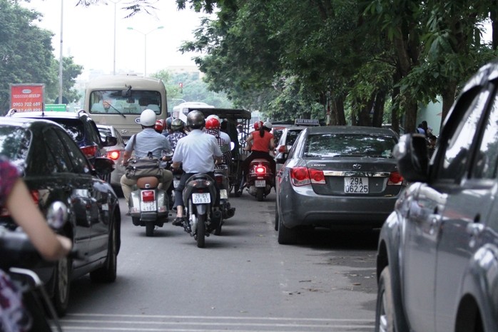 Khu vực này gần với ngã tư giao giữa đường Lê Văn Lương, Nguyễn Tuân và Hoàng Đạo Thúy. Do đó, chỉ cần một &quot;chướng ngại vật&quot; nhỏ cũng có thể gây tắc cục bộ.