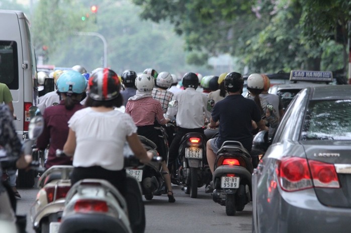 Hàng trăm người phải về nhà muộn chỉ vì một vài chiếc xe ô tô đỗ không đúng quy định