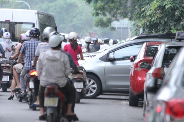 Chỉ với vài chục nghìn đồng tiền trông giữ xe, chủ của những chiếc ô tô này thoải mái đỗ tràn ra lòng đường