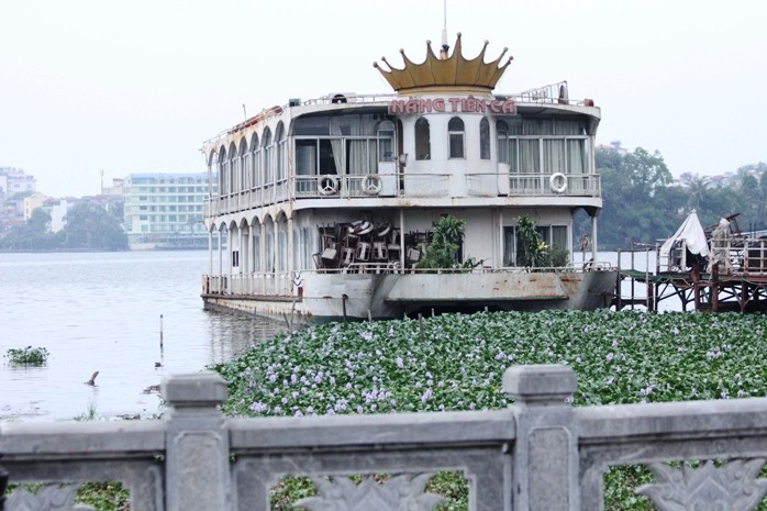 Con tàu mang tên &quot;Nàng tiên cá&quot; này trước đây cũng là một nhà hàng nổi tiếng. Tuy nhiên nó đã bị bỏ hoang từ nhiều năm nay.. Tuy không được sử dụng nhưng việc để &quot;đống sắt vụn&quot; tồn tại ở đây làm cho khu vực này thêm phần nhếch nhác.