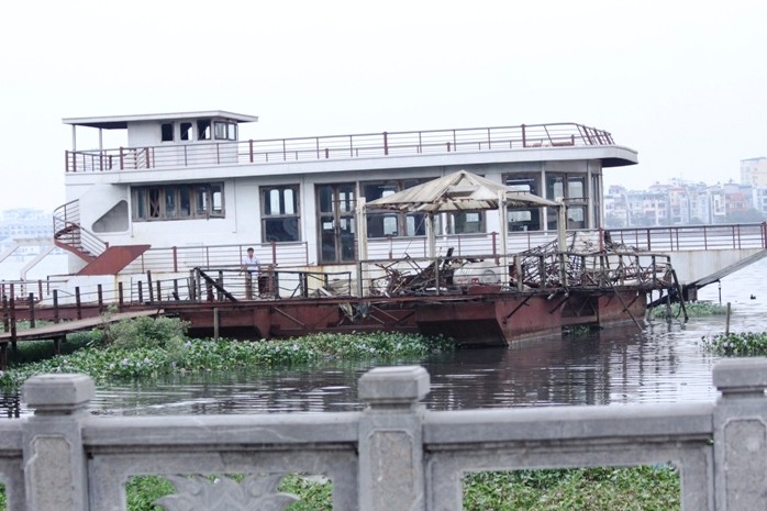 Một con tàu khác cũng đang &quot;nằm đắp chiếu&quot;, xung quanh là bèo tây vây kín.