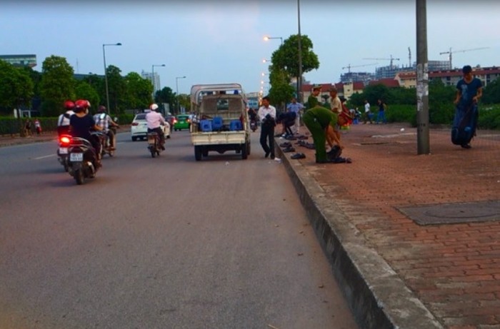 Việc tạm giữ đồ đạc của những người bày bán trên vỉa hè, về lí thì có thể đúng nhưng về tình thì còn nhiều điều phải suy nghĩ