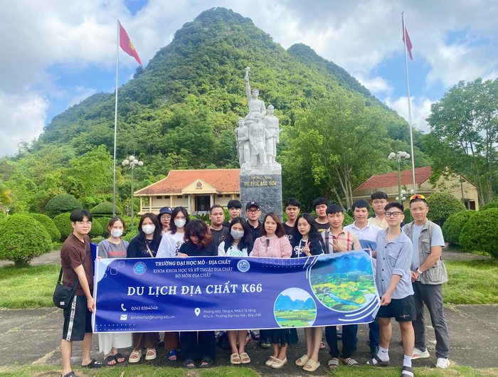 Sinh viên ngành Du lịch địa chất Trường Đại học Mỏ - Địa chất đi thực tế. Ảnh: Website nhà trường