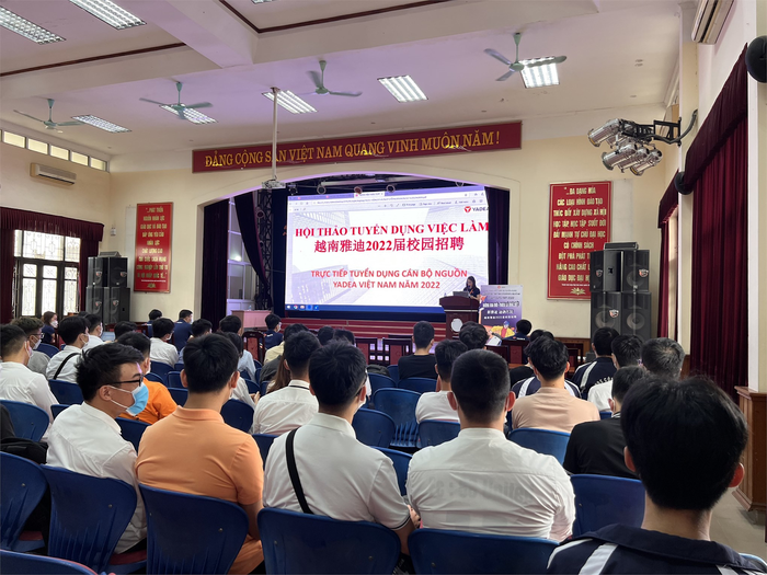 Sinh viên tham dự hội thảo cơ hội việc làm và tuyển dụng trực tiếp tại Trường Đại học Công nghiệp Hà Nội. Ảnh: Website nhà trường