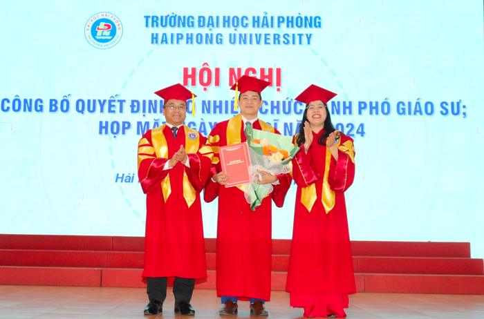 Phó Giáo sư, Tiến sĩ Nguyễn Thị Hiên, Chủ tịch Hội đồng trường Trường Đại học Hải Phòng (bên phải). Ảnh: Website nhà trường