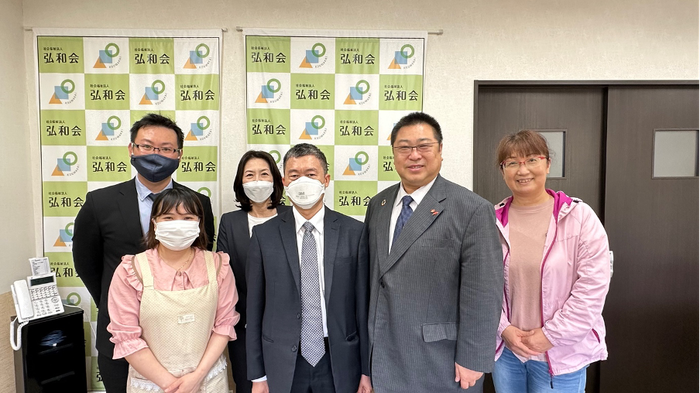 Phó Giáo sư, Tiến sĩ, Bác sĩ Văn Quang (thứ 2 từ trái sang, hàng đầu tiên) thăm một trong các cơ sở tiếp nhận điều dưỡng Trường đại học Y Dược Hải Phòng tại Nhật Bản vào tháng 5 năm 2023. Ảnh: NVCC