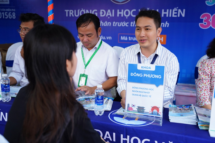 Thí sinh lắng nghe tư vấn từ Trường Đại học Văn Hiến. Ảnh: NTCC