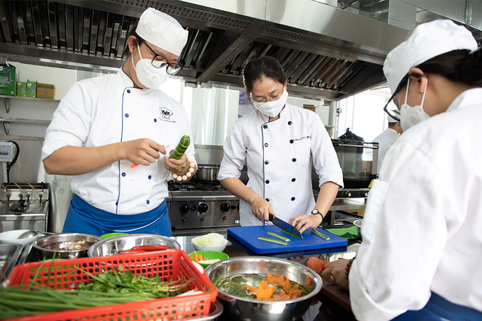 Sinh viên ngành Khoa học chế biến món ăn Trường Đại học Công thương Thành phố Hồ Chí Minh trong một buổi học thực hành. Ảnh: Website nhà trường.