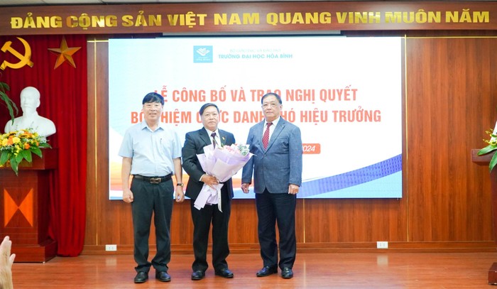 NGND.PGS.TS. Tô Ngọc Hưng – Hiệu trưởng Nhà trường và TS. Đào Hải – Phó Hiệu trưởng Nhà trường lên tặng hoa chúc mừng GS.TS.BS Nguyễn Đức Trọng – Tân Phó Hiệu trưởng Đại học Hòa Bình.