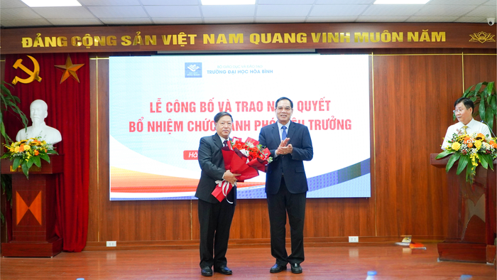 TS. Nguyễn Văn Ngữ – Bí thư Đảng ủy, Chủ tịch Hội đồng trường đã trao Nghị quyết bổ nhiệm và tặng hoa chúc mừng tân Phó hiệu trưởng nhà trường.