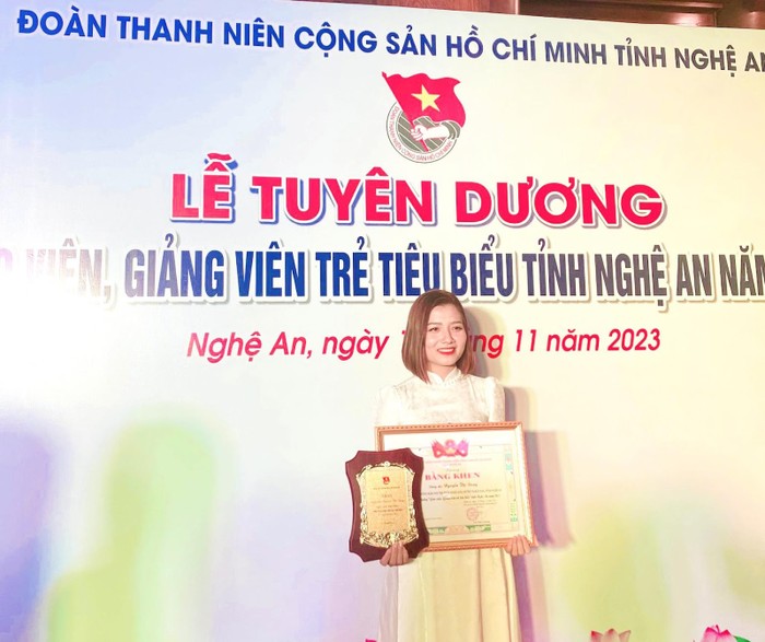 Cô Dung là một trong 30 giảng viên, giáo viên trẻ tiêu biểu của tỉnh Nghệ An trong học tập, làm theo tư tưởng, đạo đức, phong cách Hồ Chí Minh