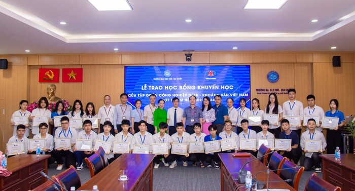 Sinh viên Trường Đại học Mỏ - Địa chất được xét nhận học bổng của Tập đoàn Than – Khoáng sản Việt Nam. Ảnh: Website nhà trường